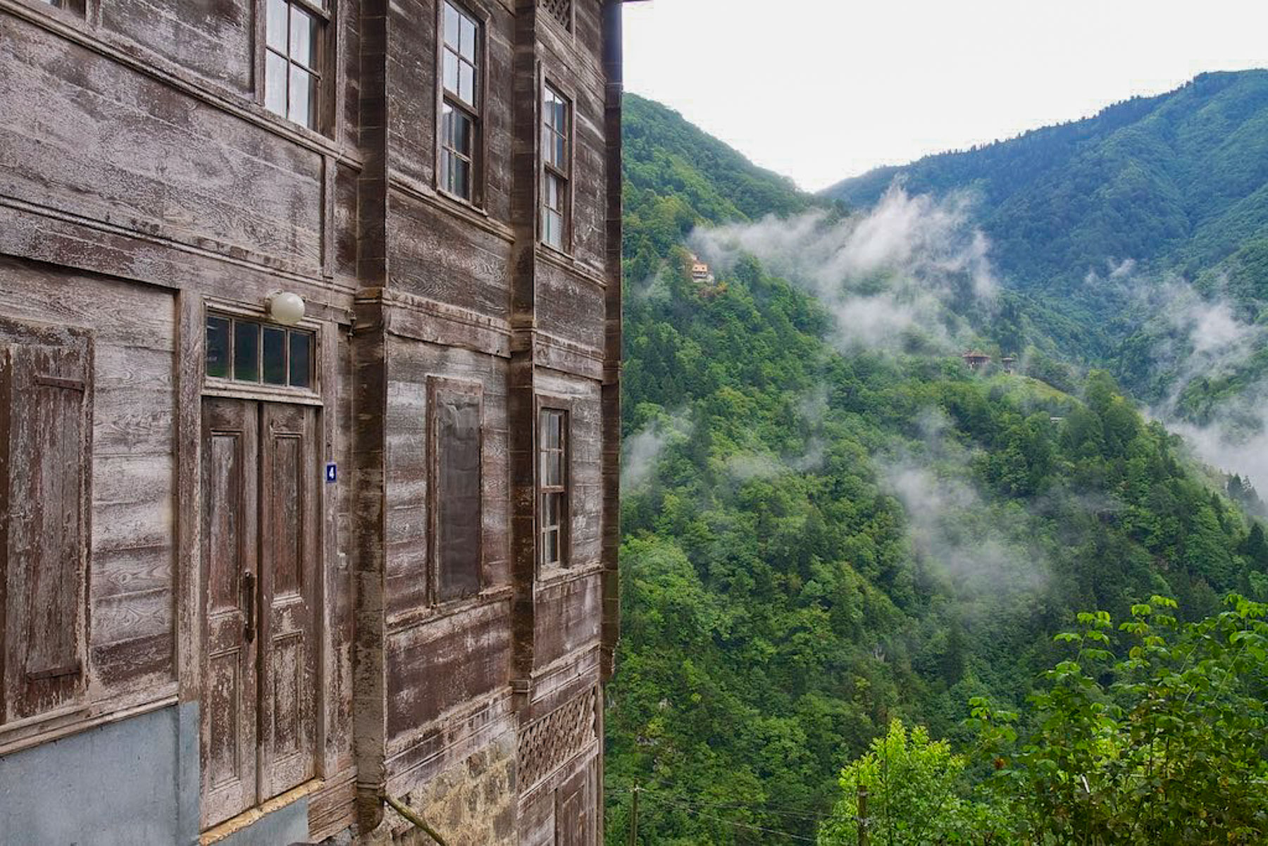 Ortan Köyü, Rize Çamlıhemşin ilçesine 5 km uzaklıkta olan köy yamaç bir araziye kuruludur.İlk bakışta evlerinin muhteşem mimarisi göze çarpar. Köydeki bütün evler ahşap ve kesme taştan yapılmıştır. 150 yıldan fazla geçmişe sahip büyük konaklara sahiptir.